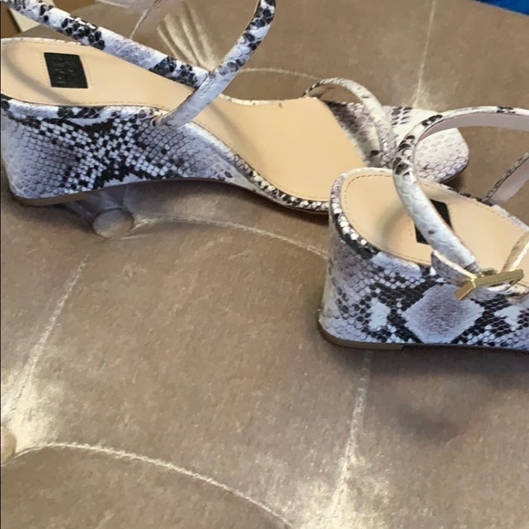 Louise etCie snakeskin print wedge sandals, sz 8.5 - Picture 5 of 8